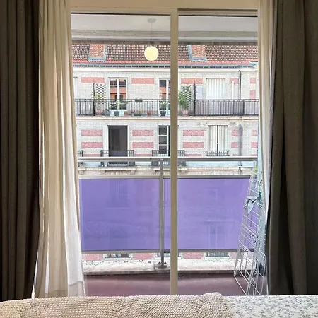 Cocoon With Balcony *